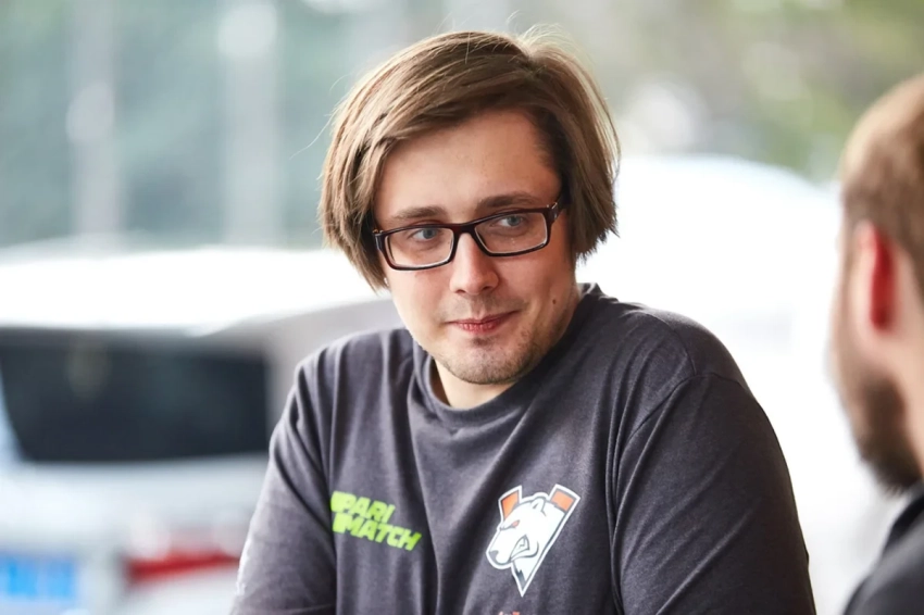ArsZeeqq раскритиковал Crystallis за билды на TI 2025 по Dota 2