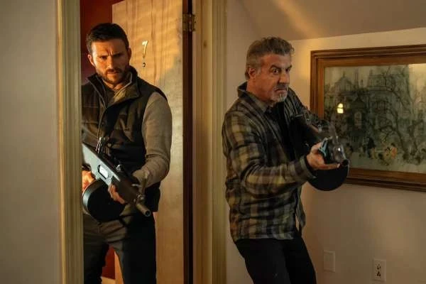 «Аларум» — самый бездарный шпионский боевик со Сталлоне и Иствудом-младшим в актерском составе – Архив статей